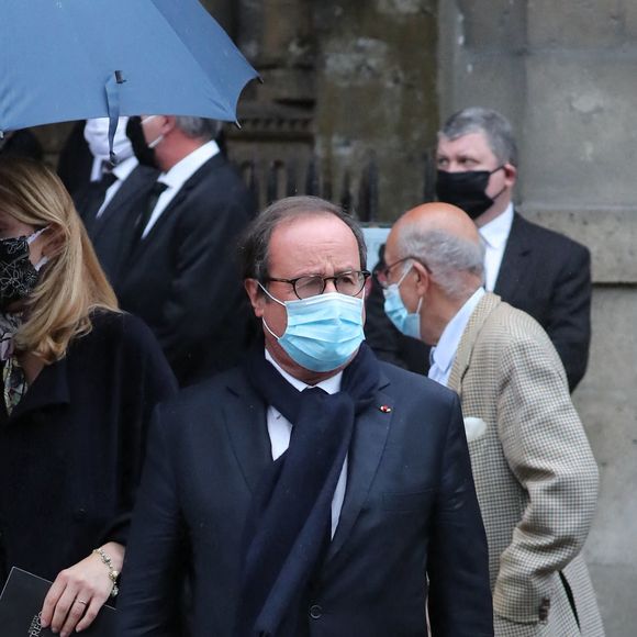 Julie Gayet et son compagnon François Hollande - Sorties des obsèques de Juliette Gréco en l'église Saint-Germain-des-Prés. Le 5 octobre 2020 © Jacovides-Moreau / Bestimage 