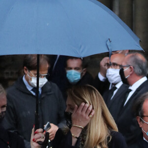 Julie Gayet et son compagnon François Hollande - Sorties des obsèques de Juliette Gréco en l'église Saint-Germain-des-Prés. Le 5 octobre 2020 © Jacovides-Moreau / Bestimage 