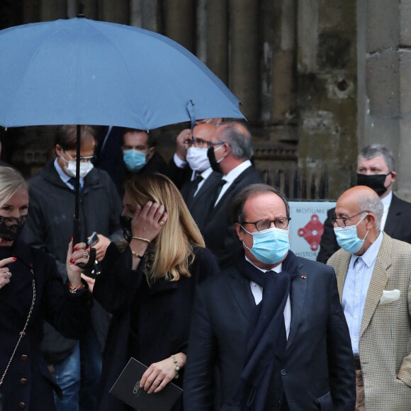 Julie Gayet et son compagnon François Hollande - Sorties des obsèques de Juliette Gréco en l'église Saint-Germain-des-Prés. Le 5 octobre 2020 © Jacovides-Moreau / Bestimage 