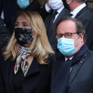 Julie Gayet et son compagnon François Hollande - Sorties des obsèques de Juliette Gréco en l'église Saint-Germain-des-Prés. Le 5 octobre 2020 © Jacovides-Moreau / Bestimage 