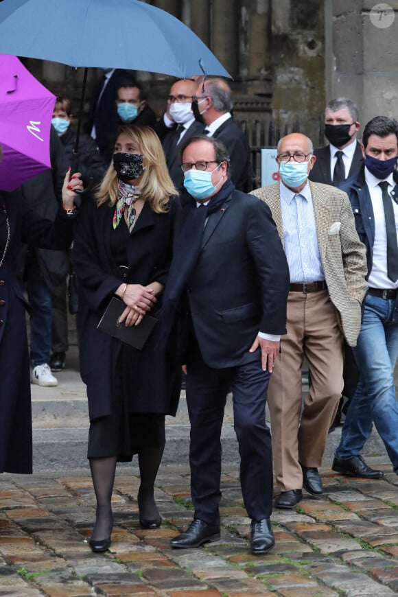 Julie Gayet et son compagnon François Hollande - Sorties des obsèques de Juliette Gréco en l'église Saint-Germain-des-Prés. Le 5 octobre 2020 © Jacovides-Moreau / Bestimage 