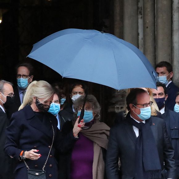 Jacqueline Franjou et François Hollande - Sorties des obsèques de Juliette Gréco en l'église Saint-Germain-des-Prés. Le 5 octobre 2020 © Jacovides-Moreau / Bestimage 