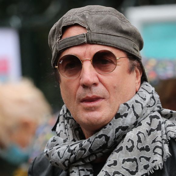 Francis Lalanne - Sorties des obsèques de Juliette Gréco en l'église Saint-Germain-des-Prés. Le 5 octobre 2020 © Jacovides-Moreau / Bestimage 