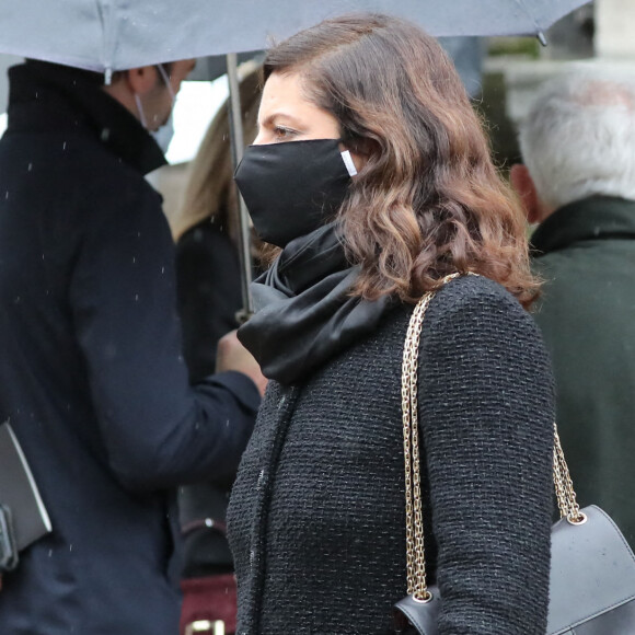 Anna Mouglalis et son compagnon - Sorties des obsèques de Juliette Gréco en l'église Saint-Germain-des-Prés. Le 5 octobre 2020 © Jacovides-Moreau / Bestimage 