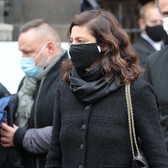 Anna Mouglalis et son compagnon - Sorties des obsèques de Juliette Gréco en l'église Saint-Germain-des-Prés. Le 5 octobre 2020 © Jacovides-Moreau / Bestimage 