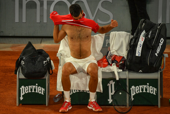Novak Djokivic - Le Serbe Novak Djokovic se qualifie pour les quarts de finale en battant le Russe Karen Khachanov (6-4, 6-3, 6-3) lors du tournoi de tennis de Roland Garros à Paris, octobre 2020.