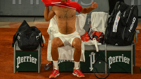Novak Djokovic heurte (encore) un juge de ligne au visage : "Un drôle de déjà-vu"