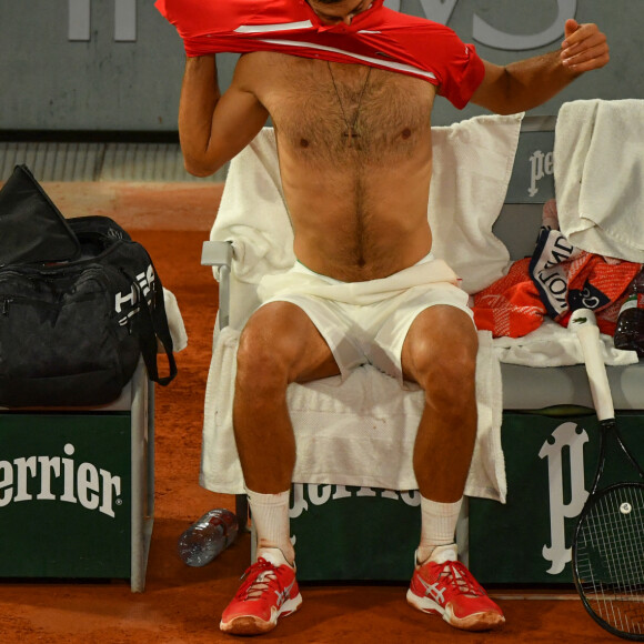 Novak Djokivic - Le Serbe Novak Djokovic se qualifie pour les quarts de finale en battant le Russe Karen Khachanov (6-4, 6-3, 6-3) lors du tournoi de tennis de Roland Garros à Paris, octobre 2020.