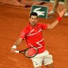 Novak Djokivic - Le Serbe Novak Djokovic se qualifie pour les quarts de finale en battant le Russe Karen Khachanov (6-4, 6-3, 6-3) lors du tournoi de tennis de Roland Garros à Paris, le 5 octobre 2020.