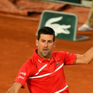 Novak Djokivic - Le Serbe Novak Djokovic se qualifie pour les quarts de finale en battant le Russe Karen Khachanov (6-4, 6-3, 6-3) lors du tournoi de tennis de Roland Garros à Paris, le 5 octobre 2020.