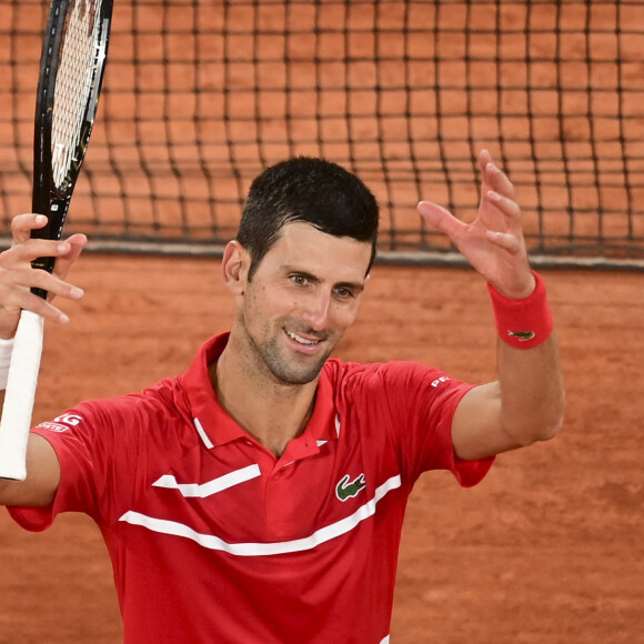 Novak Djokovic - Le Serbe Novak Djokovic se qualifie pour les quarts de finale en battant le Russe Karen Khachanov (6-4, 6-3, 6-3) lors du tournoi de tennis de Roland Garros à Paris, le 5 octobre 2020.