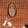Novak Djokovic - Le Serbe Novak Djokovic se qualifie pour les quarts de finale en battant le Russe Karen Khachanov (6-4, 6-3, 6-3) lors du tournoi de tennis de Roland Garros à Paris, le 5 octobre 2020.