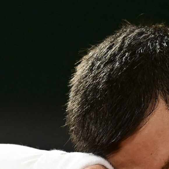 Novak Djokovic - Le Serbe Novak Djokovic se qualifie pour les quarts de finale en battant le Russe Karen Khachanov (6-4, 6-3, 6-3) lors du tournoi de tennis de Roland Garros à Paris, le 5 octobre 2020.