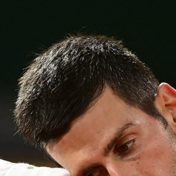 Novak Djokovic - Le Serbe Novak Djokovic se qualifie pour les quarts de finale en battant le Russe Karen Khachanov (6-4, 6-3, 6-3) lors du tournoi de tennis de Roland Garros à Paris, le 5 octobre 2020. 