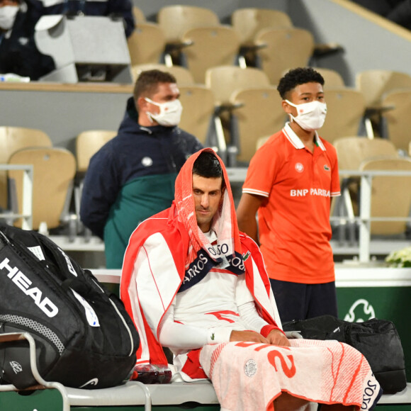 La pluie est venue perturber et interrompre le match entre Novak Djokovic et Daniel Galan. Ce qui a beaucoup agacé le serbe, car il a jugé que la fermeture du toit avait trop tardé. Afin que le match reprenne dans les meilleures conditions, il s'est ensuite adonné à aider la reconstruction du terrain avec de la terre battue, pour reboucher certains trous. Le 3 octobre 2020 © Chryslene Caillaud / Panoramic / Bestimage