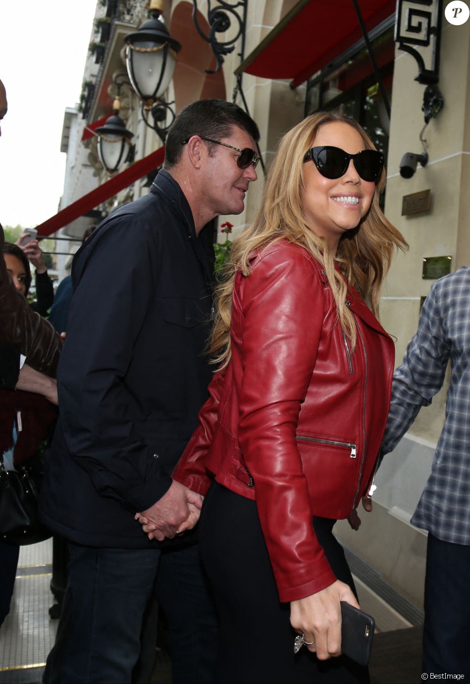 Mariah Carey et son fiancé James Packer font du shopping chez Tom Ford rue  Saint-Honoré avant de rentrer à l'hôtel Plaza Athénée à Paris, le 22 avril  2016. - Purepeople