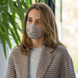 Kate Middleton, duchesse de Cambridge, à la rencontre des étudiants de première année de l'université de Derby, en pleine épidémie de coronavirus (Covid-19), le 6 octobre 2020.