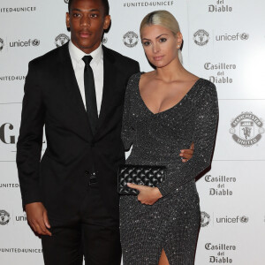 Anthony Martial et sa compagne Mélanie da Cruz sont apparus pour la première fois en public au photocall du dîner de gala "The United for UNICEF" au stade Old Trafford à Manchester, Royaume Uni, le 31 octobre 2016. 