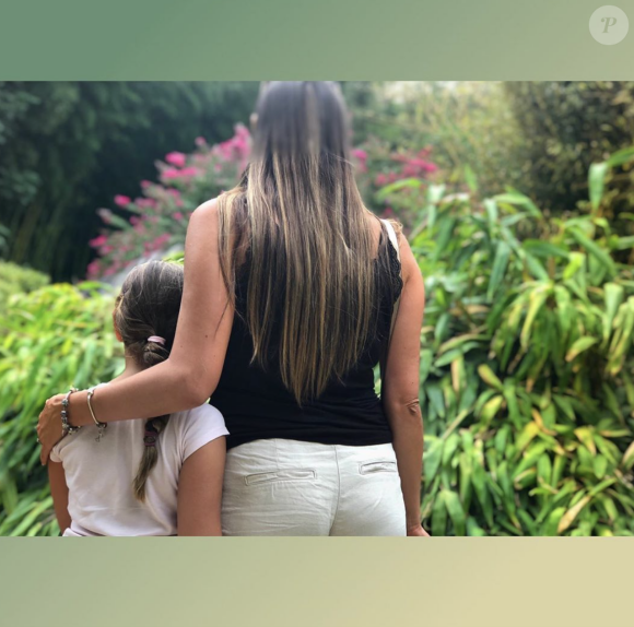Raphaele, aventurière de "Koh-Lanta" en 2009 et 2018, est enceinte et s'apprête à donner naissance à sa fille plus d'un an après avoir perdu son bébé in utero. Une heureuse nouvelle pour elle, son mari Swan et sa fille Colyne (9 ans).