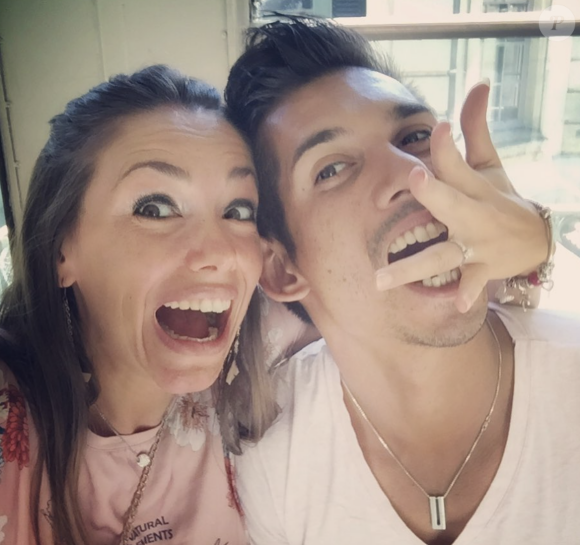 Raphaele, aventurière de "Koh-Lanta" en 2009 et 2018, est enceinte et s'apprête à donner naissance à sa fille plus d'un an après avoir perdu son bébé in utero. Une heureuse nouvelle pour elle, son mari Swan et sa fille Colyne (9 ans).