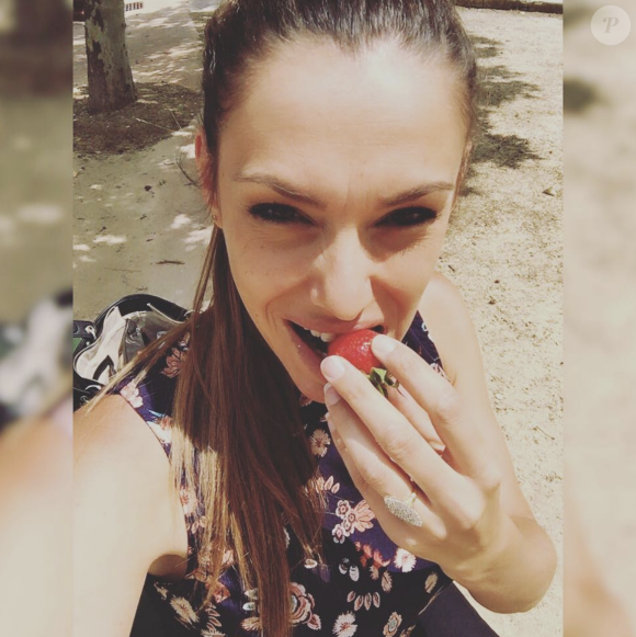 Raphaele, aventurière de "Koh-Lanta" en 2009 et 2018, est enceinte et s'apprête à donner naissance à sa fille plus d'un an après avoir perdu son bébé in utero. Une heureuse nouvelle pour elle, son mari Swan et sa fille Colyne (9 ans).