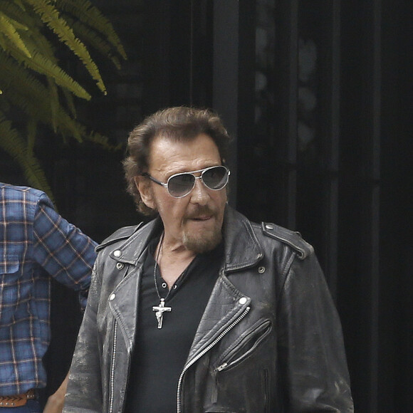 Exclusif - Johnny Hallyday - Johnny Hallyday quitte sa propriété de Pacific Palissades le 12 septembre 2016 pour aller faire une virée à moto et faire "Easy Rider" à l'envers. Ils prendront la route depuis La Nouvelle-Orléans jusqu'à Los Angeles le 14 septembre 2016. Pour cette virée, il sera accompagné de Pierre Billon, Claude Bouillon, Yodelice (Maxim Nucci), Philippe Fatien et Sébastien Farran ainsi que d'autres amis qui composent sa nouvelle bande de hipster. Johnny dit au revoir à sa femme Laeticia ainsi qu'à sa grand-mère Elyette.