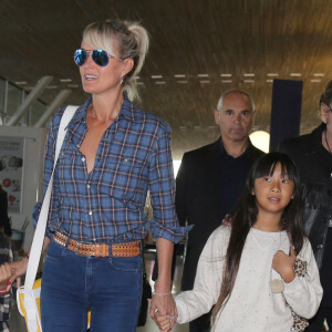 Exclusif - Johnny Hallyday repart en famille avec sa femme Laeticia, ses filles Jade et Joy et Elyette, la grand-mère de Laeticia à Saint-Barthélemy de l'aéroport Roissy Charles de Gaulle le 27 juillet 2016. Joy Hallyday vient juste de fêter son 8ème anniversaire.