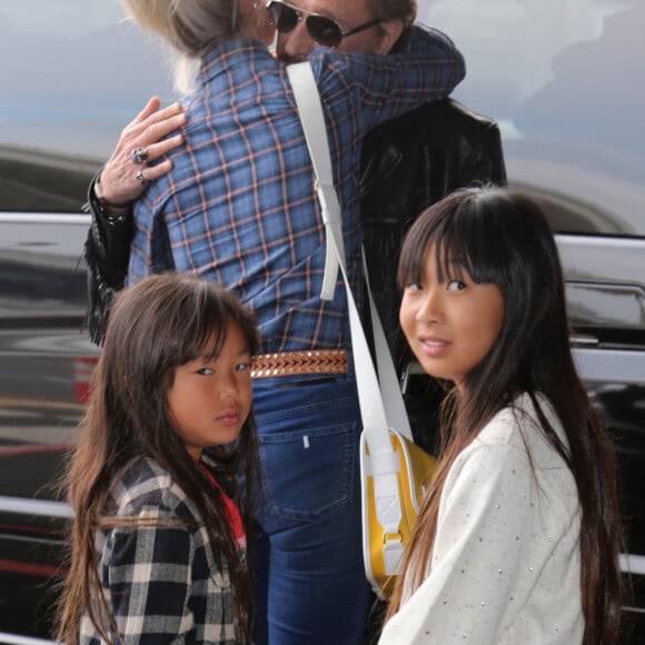 Exclusif - Johnny Hallyday repart en famille avec sa femme Laeticia, ses filles Jade et Joy et Elyette, la grand-mère de Laeticia à Saint-Barthélemy de l'aéroport Roissy Charles de Gaulle le 27 juillet 2016. Joy Hallyday vient juste de fêter son 8ème anniversaire.