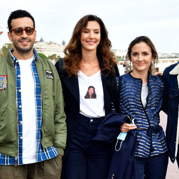 Céline Sallette, Jonathan Cohen, Doria Tillier, Camille Chamoux et Youssef Hajdi lors du photocall pour la série "La Flamme" lors du festival Canneseries à Cannes © Bruno Bebert / Bestimage