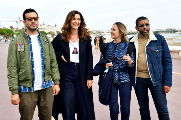 Jonathan Cohen, Doria Tillier, Camille Chamoux et Youssef Hajdi lors du photocall pour la série "La Flamme" lors du festival Canneseries à Cannes le 9 octobre 2020. © Bruno Bebert / Bestimage