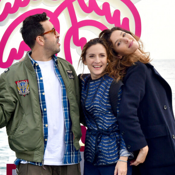 Céline Sallette, Youssef Hajdi, Jonathan Cohen, Camille Chamoux et Doria Tillier lors du photocall pour la série "La Flamme" lors du festival Canneseries à Cannes. © Bruno Bebert / Bestimage