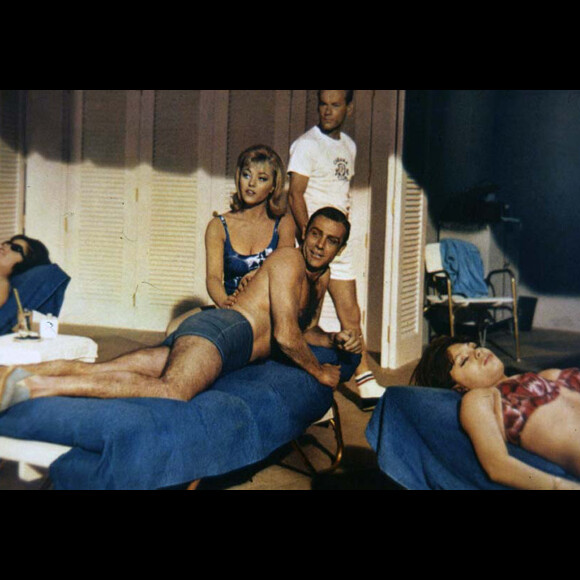 Margaret Nolan et Sean Connery dans "Goldfinger" en 1964.