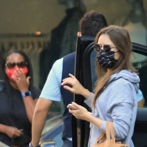 Exclusif - Lily Collins arrive à l'hôtel The Peninsula dans le quartier de Beverly Hills à Los Angeles pendant l'épidémie de coronavirus (Covid-19), le 10 octobre 2020.