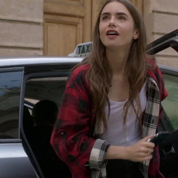 Lily Collins - Bande-annonce de la série Netflix "Emily in Paris" créée par Darren Star. Le 5 octobre 2020.