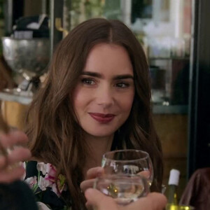 Lily Collins - Bande-annonce de la série Netflix "Emily in Paris" créée par Darren Star. Le 5 octobre 2020.