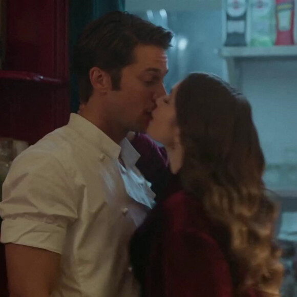 Lucas bravo et Lily Collins - Bande-annonce de la série Netflix "Emily in Paris" créée par Darren Star. Le 5 octobre 2020.