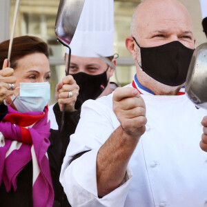 Dominique Etchebest se joint à son mari Philippe Etchebest pour manifester contre les mesures de restrictions liées au coronavirus (COVID-19) devant leur restaurant à Bordeaux les 2 et 9 octobre 2020.