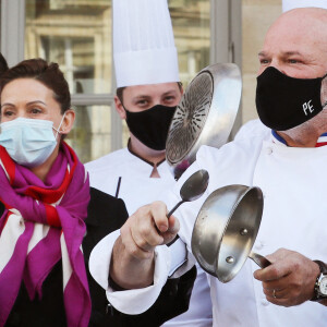 Dominique Etchebest se joint à son mari Philippe Etchebest pour manifester contre les mesures de restrictions liées au coronavirus (COVID-19) devant leur restaurant à Bordeaux les 2 et 9 octobre 2020.