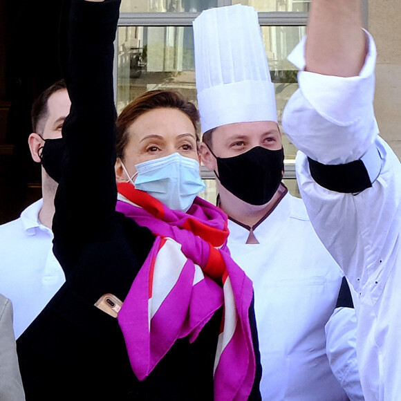 Dominique Etchebest se joint à son mari Philippe Etchebest pour manifester contre les mesures de restrictions liées au coronavirus (COVID-19) devant leur restaurant à Bordeaux les 2 et 9 octobre 2020.  