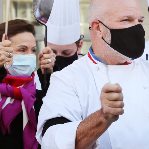 Dominique Etchebest se joint à son mari Philippe Etchebest pour manifester contre les mesures de restrictions liées au coronavirus (COVID-19) devant leur restaurant à Bordeaux les 2 et 9 octobre 2020.  