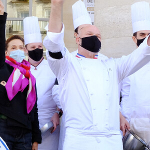 Dominique Etchebest se joint à son mari Philippe Etchebest pour manifester contre les mesures de restrictions liées au coronavirus (COVID-19) devant leur restaurant à Bordeaux les 2 et 9 octobre 2020.  