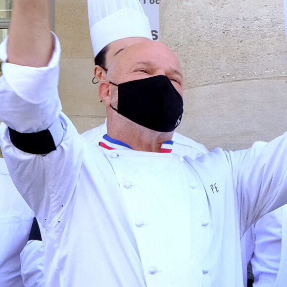 Dominique Etchebest se joint à son mari Philippe Etchebest pour manifester contre les mesures de restrictions liées au coronavirus (COVID-19) devant leur restaurant à Bordeaux les 2 et 9 octobre 2020.  