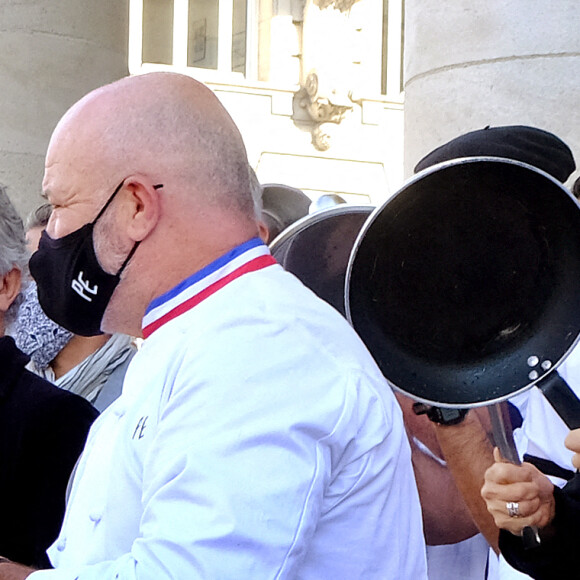 Dominique Etchebest se joint à son mari Philippe Etchebest pour manifester contre les mesures de restrictions liées au coronavirus (COVID-19) devant leur restaurant à Bordeaux les 2 et 9 octobre 2020.  