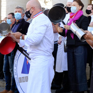 Dominique Etchebest se joint à son mari Philippe Etchebest pour manifester contre les mesures de restrictions liées au coronavirus (COVID-19) devant leur restaurant à Bordeaux les 2 et 9 octobre 2020.  