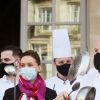 Dominique Etchebest se joint à son mari Philippe Etchebest pour manifester contre les mesures de restrictions liées au coronavirus (COVID-19) devant leur restaurant à Bordeaux les 2 et 9 octobre 2020.  