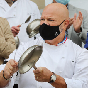 Dominique Etchebest se joint à son mari Philippe Etchebest pour manifester contre les mesures de restrictions liées au coronavirus (COVID-19) devant leur restaurant à Bordeaux les 2 et 9 octobre 2020.  