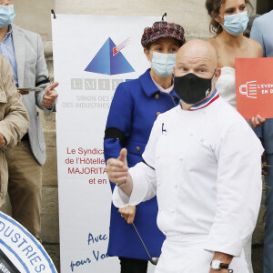 Le grand chef Bordelais et présentateur TV Philippe Etchebest organise un concert de casseroles devant son restaurant Bordelais "Le 4ème Mur" avec son équipe afin de soutenir l'ouverture des restaurants pendant la crise liée à l'épidémie de Coronavirus (COVID-19), le 2 Octobre 2020 à Bordeaux. The great Bordeaux chef and TV presenter Philippe Etchebest (the french "G.Ramsey") is organizing a concert of casseroles in front of his restaurant "Le 4ème Mur" in Bordeaux with his team in order to support the opening of restaurants during the Coronavirus crisis, on October 2, 2020 in Bordeaux. 