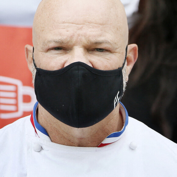 Le grand chef Bordelais et présentateur TV Philippe Etchebest organise un concert de casseroles devant son restaurant Bordelais "Le 4ème Mur" avec son équipe afin de soutenir l'ouverture des restaurants pendant la crise liée à l'épidémie de Coronavirus (COVID-19), le 2 Octobre 2020 à Bordeaux. The great Bordeaux chef and TV presenter Philippe Etchebest (the french "G.Ramsey") is organizing a concert of casseroles in front of his restaurant "Le 4ème Mur" in Bordeaux with his team in order to support the opening of restaurants during the Coronavirus crisis, on October 2, 2020 in Bordeaux. 