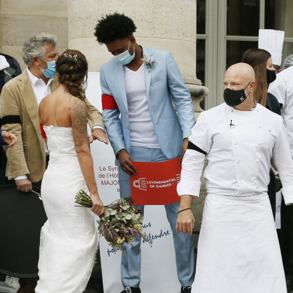 Le grand chef Bordelais et présentateur TV Philippe Etchebest organise un concert de casseroles devant son restaurant Bordelais "Le 4ème Mur" avec son équipe afin de soutenir l'ouverture des restaurants pendant la crise liée à l'épidémie de Coronavirus (COVID-19), le 2 Octobre 2020 à Bordeaux. The great Bordeaux chef and TV presenter Philippe Etchebest (the french "G.Ramsey") is organizing a concert of casseroles in front of his restaurant "Le 4ème Mur" in Bordeaux with his team in order to support the opening of restaurants during the Coronavirus crisis, on October 2, 2020 in Bordeaux. 