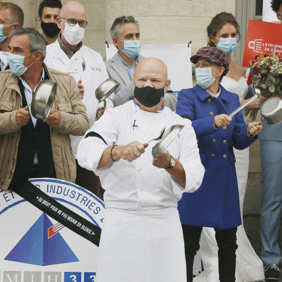 Le grand chef Bordelais et présentateur TV Philippe Etchebest organise un concert de casseroles devant son restaurant Bordelais "Le 4ème Mur" avec son équipe afin de soutenir l'ouverture des restaurants pendant la crise liée à l'épidémie de Coronavirus (COVID-19), le 2 Octobre 2020 à Bordeaux. The great Bordeaux chef and TV presenter Philippe Etchebest (the french "G.Ramsey") is organizing a concert of casseroles in front of his restaurant "Le 4ème Mur" in Bordeaux with his team in order to support the opening of restaurants during the Coronavirus crisis, on October 2, 2020 in Bordeaux. 